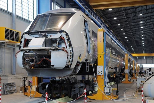 Rail vehicle raised on CESPA lifting jacks